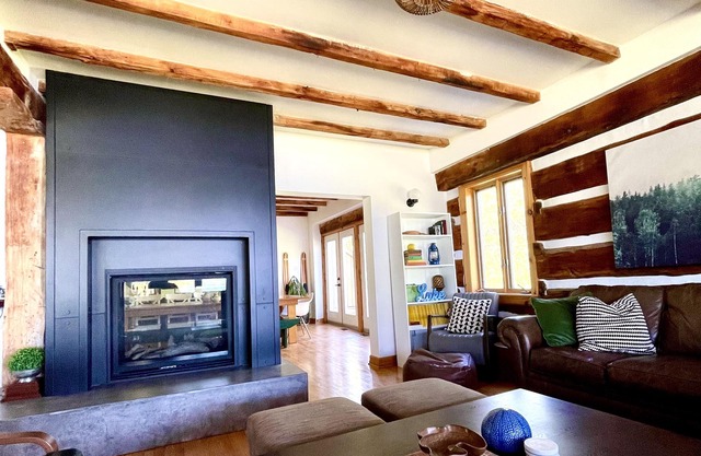 Beautiful Norcan Lake Lodge - close to Calabogie Peaks, rec trails - 8 bedrooms