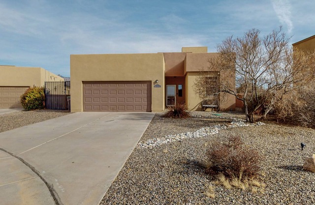 Beautiful North Valley home, garage, dogs welcome!