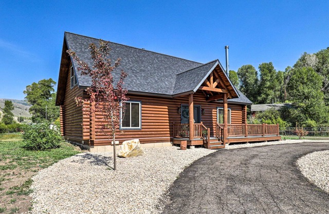 Beautiful Oakley Cabin w/Private Hot Tub & Views!
