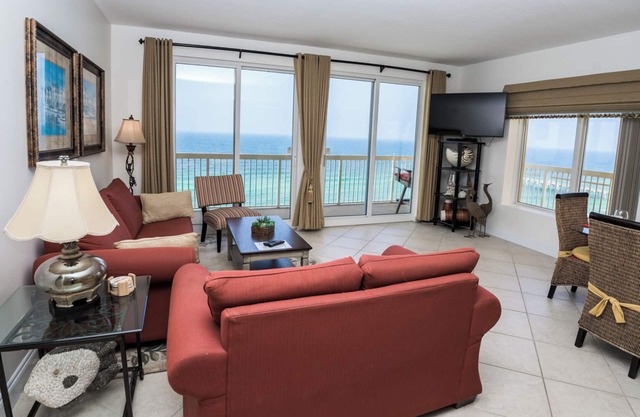 BEAUTIFUL OCEAN FRONT CONDO! FREE BEACH CHAIR SERVICE! FREE PARKING SPACE!