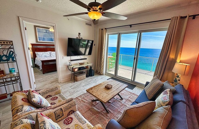 Beautiful Ocean Reef Penthouse Condo, Endless Coastal View, Free Beach Chairs