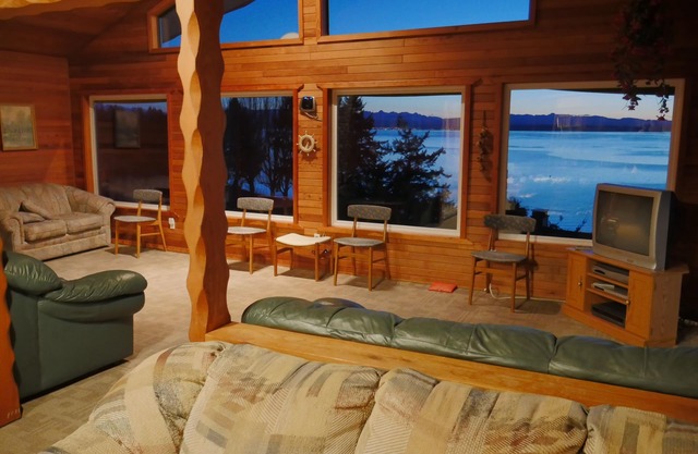 Beautiful Ocean View Villa with Pool on Cortes Island - Sleeps 16