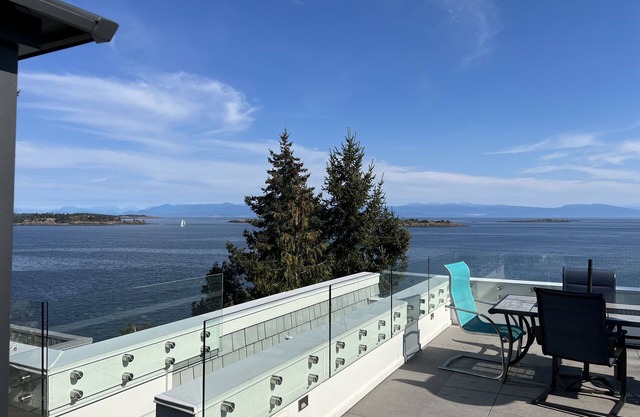 Beautiful Ocean View Roof top Suite In Nanoose Bay.