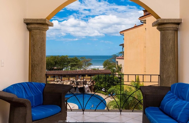 Beautiful ocean view condo - Very close to the beach