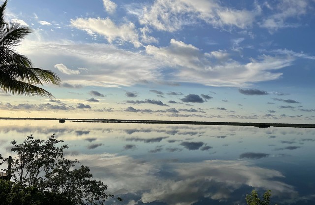Beautiful Oceanfront quiet neighborhood with Dock