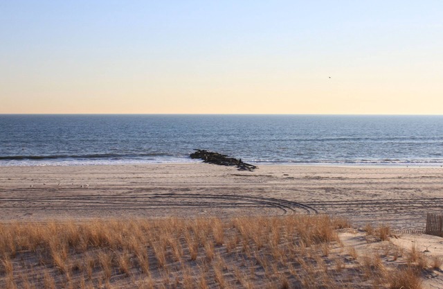 Beautiful oceanfront townhouse in the West End of Long Beach