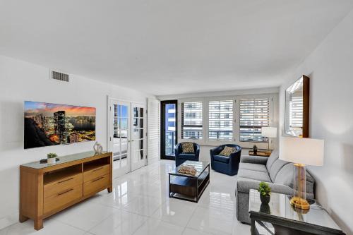 Beautiful Oceanside Retreat Beach Service 609