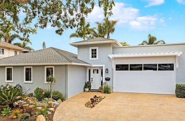 Beautiful One Story Santa Barbara Mesa Home ! 4 min walk to the Beach !