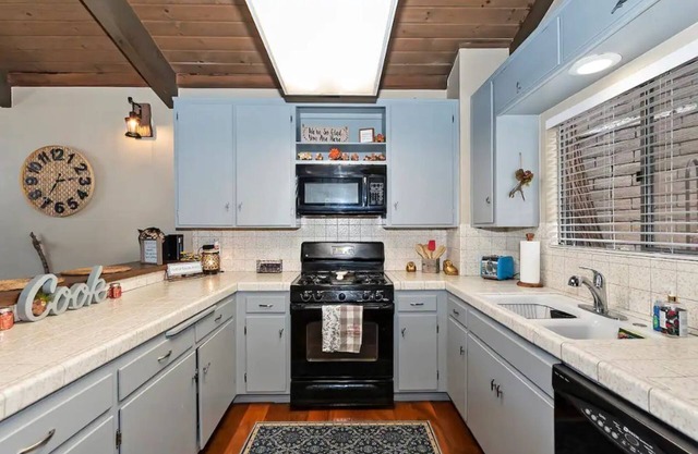 Beautiful open cabin with mountain views and just 2 minutes from Lake Gregory