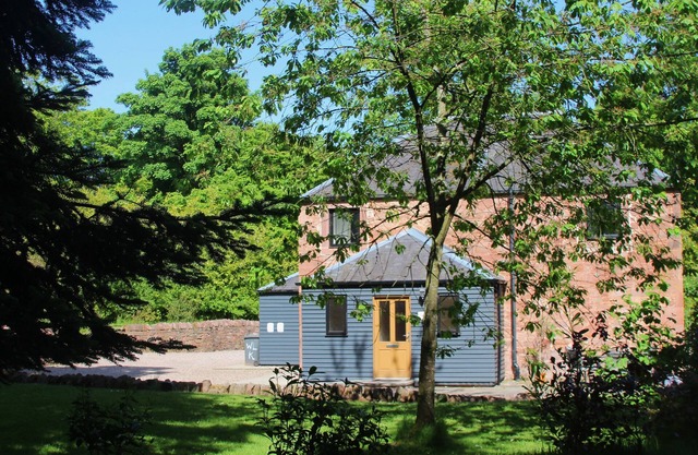 Beautiful open plan cottage in the heart of woodlands close to beach and golf.