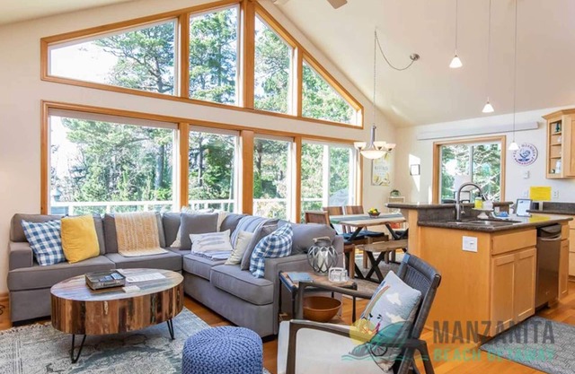 Beautiful Oregon Coast, dog-friendly home blocks to the beach!