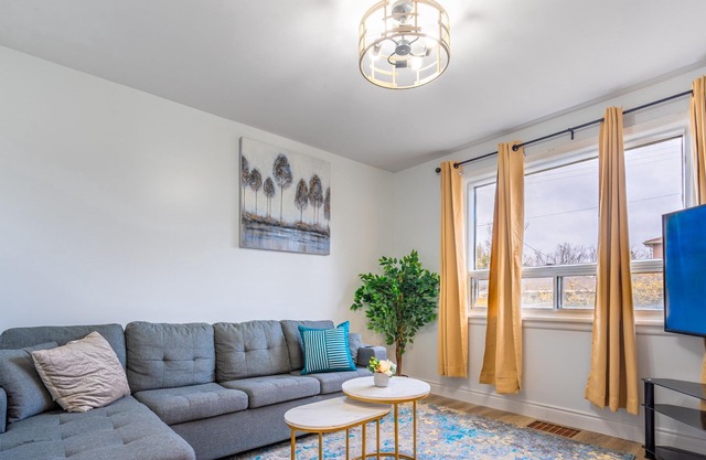 Beautiful Ottawa home in a serene environment. Walking distance to amenities