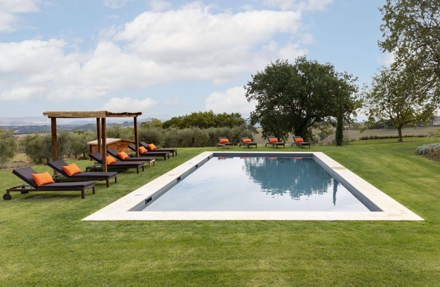 Beautiful private villa with private pool, hot tub, WIFI, A/C, TV and patio, close to Montepulci.