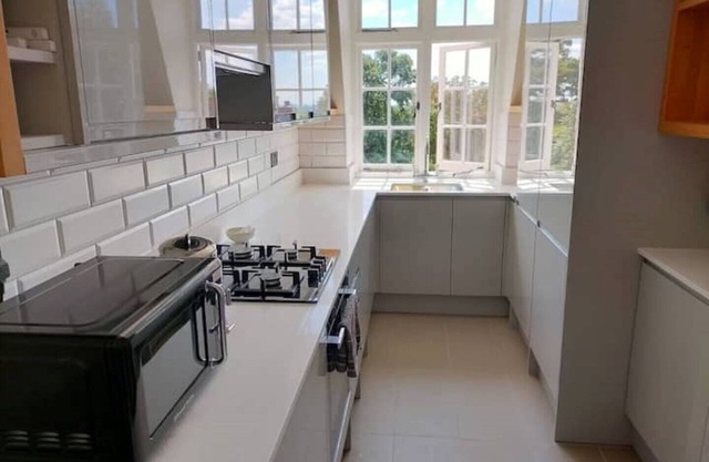 Beautiful peaceful 2bedr flat with skyline views