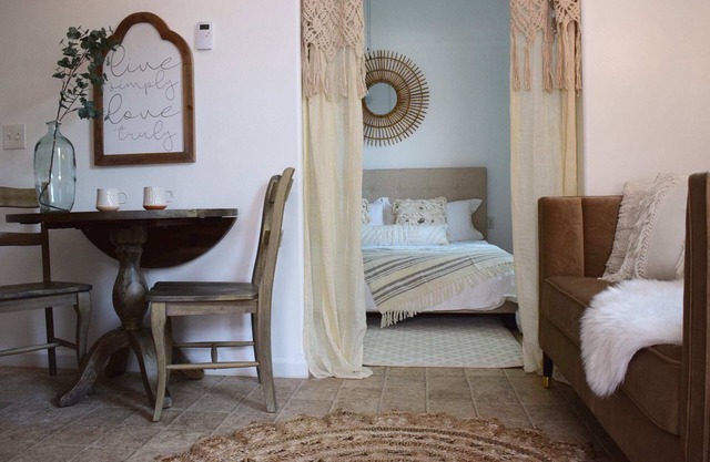 Beautiful & Peaceful Guesthouse - King Bed