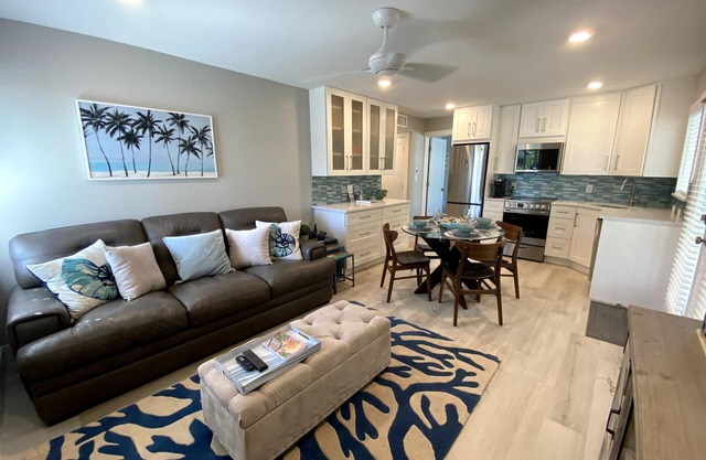 BEAUTIFUL, PERFECT LOCATION ON 5TH AVENUE~1.5 BLOCK FROM BEACH, DINING, SHOPPING