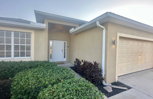 Beautiful Pet friendly 4BR Property W/Large fenced Backyard Centrally Located