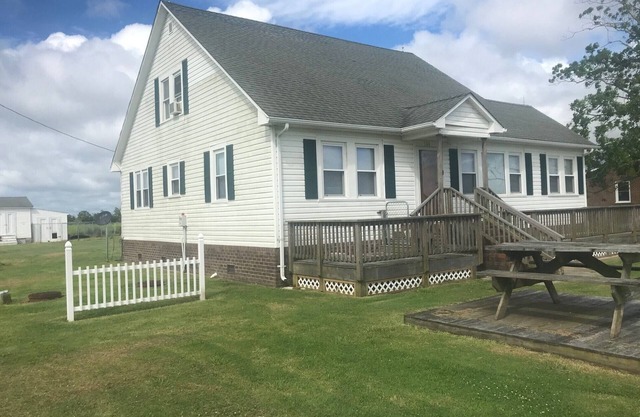 Beautiful pet friendly lodge in a quaint fishing village and sleeps 16