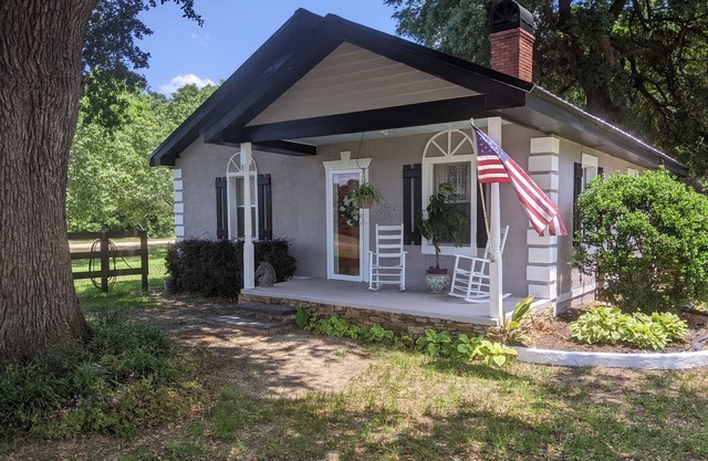 Beautiful, PET FRIENDLY Country Cottage! In 302 horse corridor