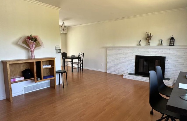 Beautiful Place 3 Bedrooms with Kitchen and Laundry Near Airport, Transit & Mall