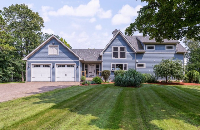 Beautiful post & beam lakefront getaway