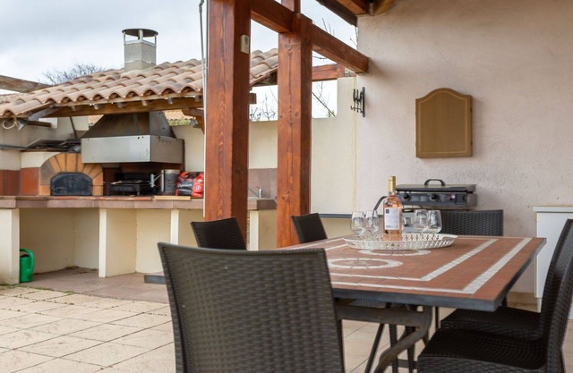 Beautiful private villa for 8 people with A/C, WIFI, private pool, TV, terrace and parking