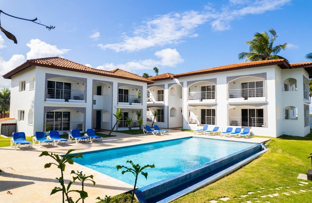 Beautiful Private 10 Bedroom Beachfront Villa with hotel amenities