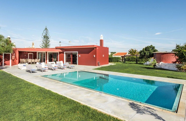 Beautiful private villa for 14 people with A/C, WIFI, private pool, TV, patio and parking
