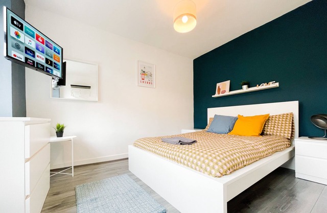 Beautiful Private Room 5 in a Modern House near Centre