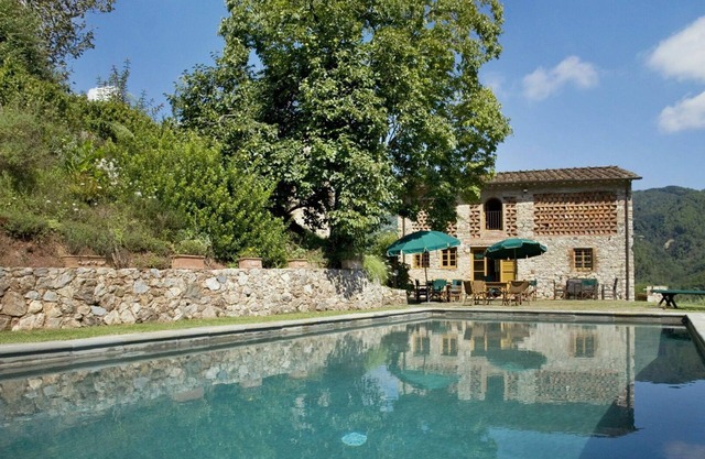 Beautiful private villa with private pool, WIFI, TV, patio, panoramic view, parking, close to Lucca