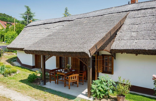 Beautiful private villa for 4 guests with WIFI, TV, terrace and parking