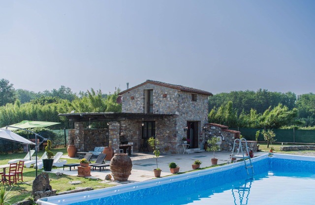 Beautiful private villa with A/C, WIFI, private pool, hot tub, TV, terrace and pets allowed
