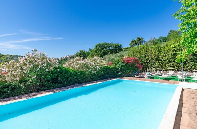 Beautiful private villa with WIFI, private pool, TV, patio, pets allowed, panoramic view and par.