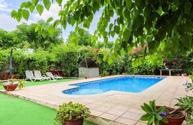 Beautiful private villa for 4 people with WIFI, pool, TV, terrace and parking