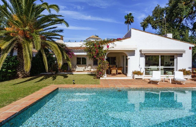 Beautiful private villa for 6 guests with WIFI, A/C, private pool, TV and terrace