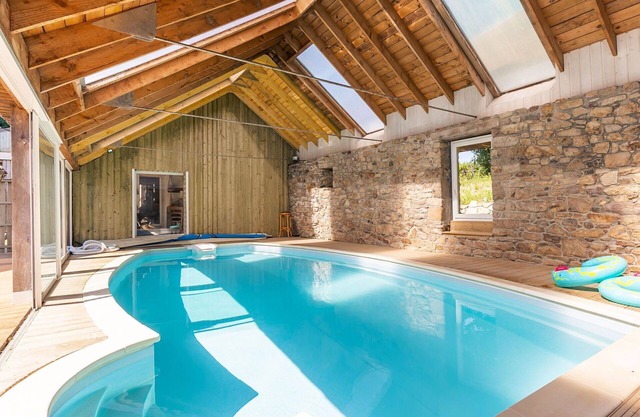 Beautiful private villa for 8 guests with WIFI, pool, terrace, pets allowed and parking