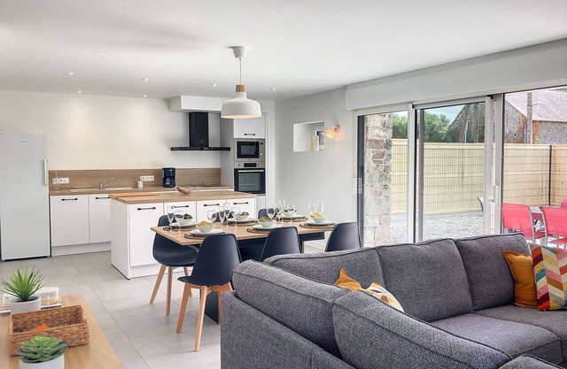 Beautiful private villa for 6 guests with WIFI, TV, patio and parking