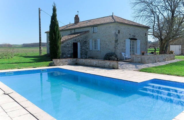 Beautiful private villa for 6 people with WIFI, private pool, TV, terrace, pets allowed and park.