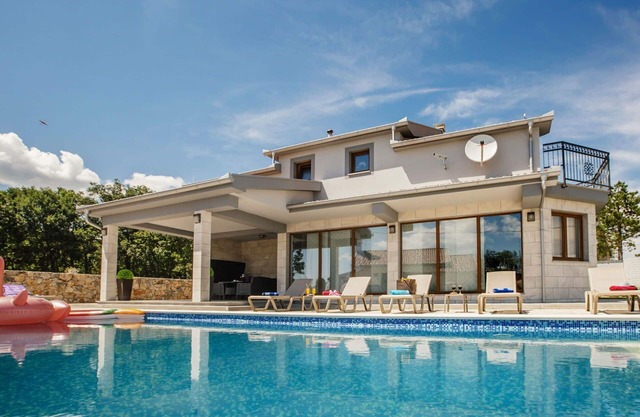 Beautiful private villa with A/C, hot tub, private pool, WIFI, TV, terrace, panoramic view, parking