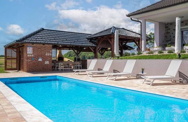 Beautiful private villa with private pool, WIFI, A/C, TV, terrace, pets allowed and panoramic view