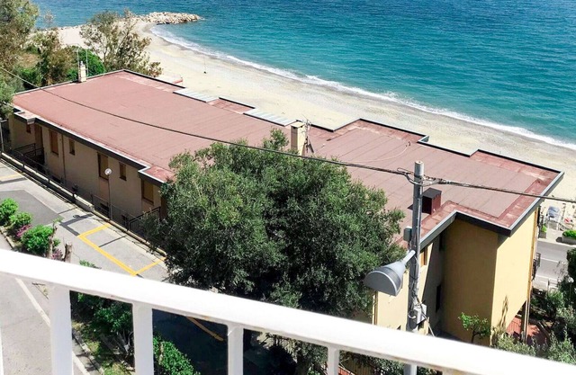 Beautiful private villa for 7 people with WIFI, TV, terrace, pets allowed and parking