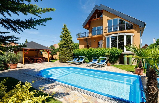 Beautiful private villa with A/C, WIFI, private pool, TV, terrace, pets allowed and parking