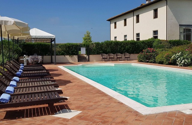 Beautiful private villa with sauna, private pool, WIFI, A/C, hot tub, TV, patio, close to Cortona