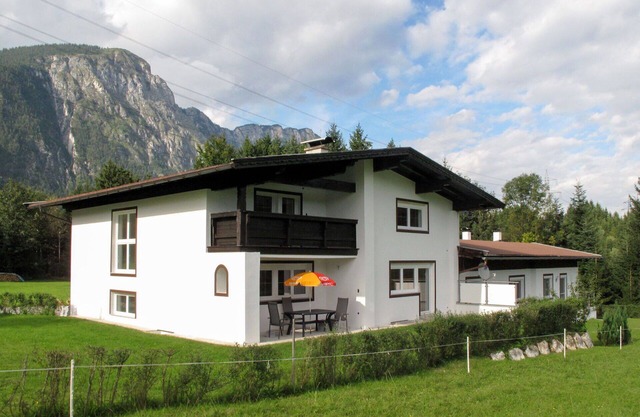 Beautiful private villa for 10 guests with TV, terrace, pets allowed and parking