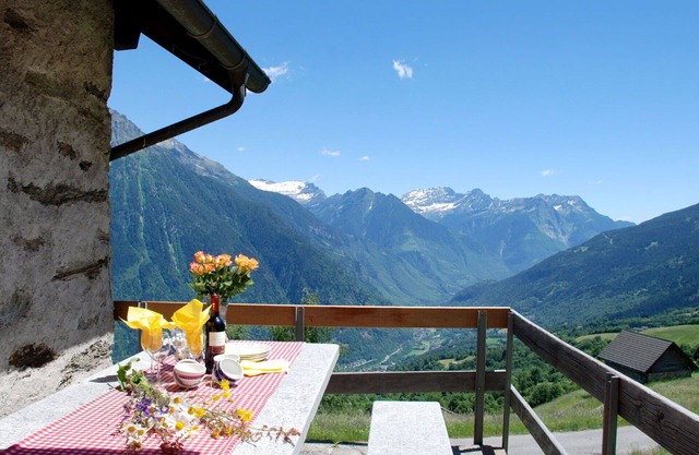 Beautiful private villa for 4 people with TV, terrace, pets allowed, panoramic view and parking