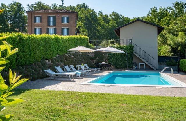 Beautiful private villa for 8 guests with WIFI, private pool, A/C, TV, terrace and parking