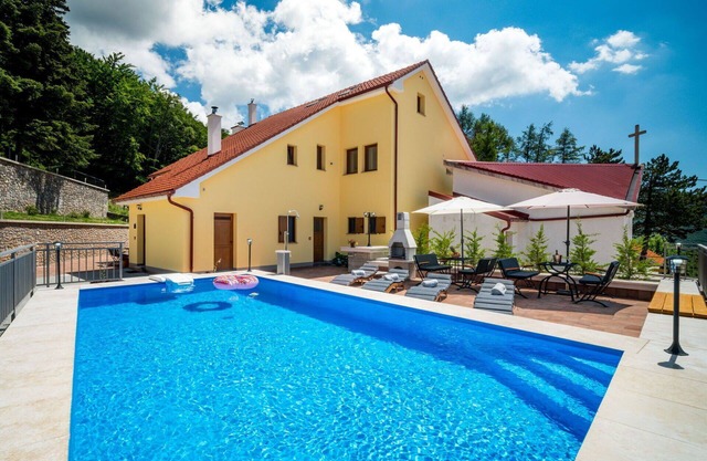 Beautiful private villa for 12 guests with WIFI, private pool, TV, terrace, pets allowed and par.