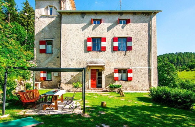Beautiful private villa for 14 people with WIFI, TV, patio, pets allowed and parking