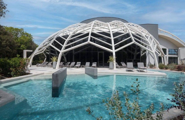 Beautiful private villa with WIFI, hot tub, private pool, A/C, TV, terrace and pets allowed