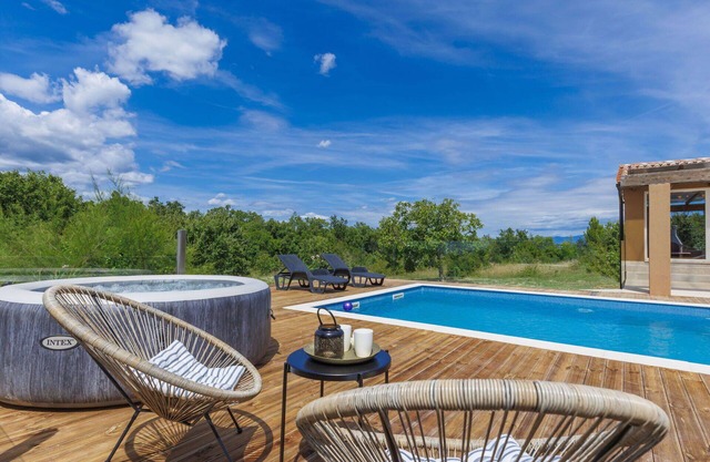 Beautiful private villa for 5 people with A/C, hot tub, internet, private pool, TV and parking